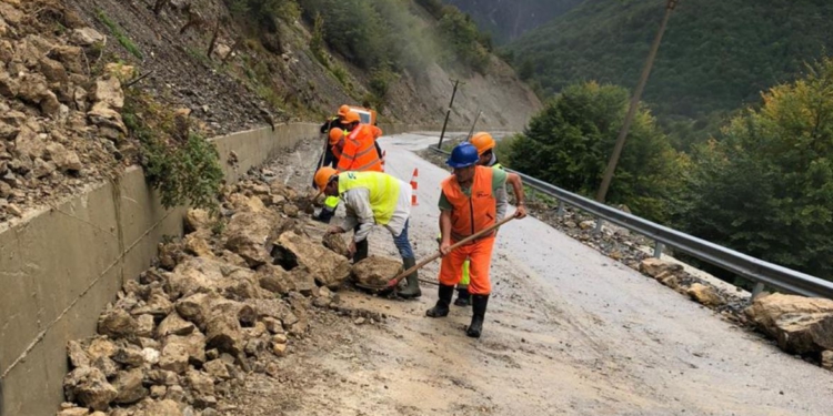 Reshjet bllokojnë dy ura, rrëshqitje gurësh në disa akse, mungesë energjie në shumë zona