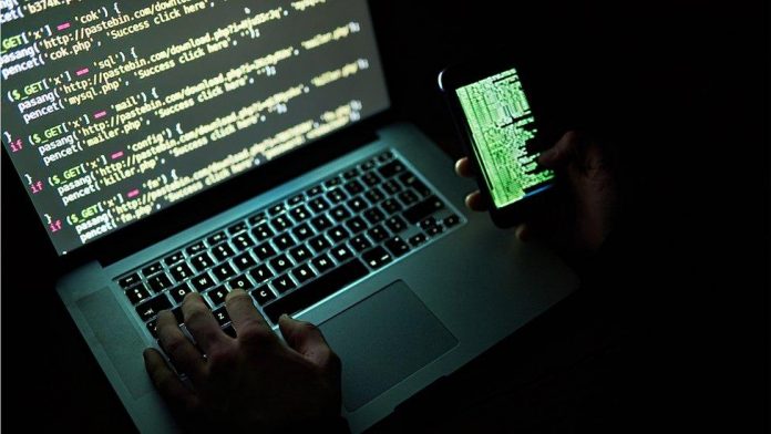 Shkatërrohet rrjeti global që mashtroi katër milionë mbajtës kartash krediti