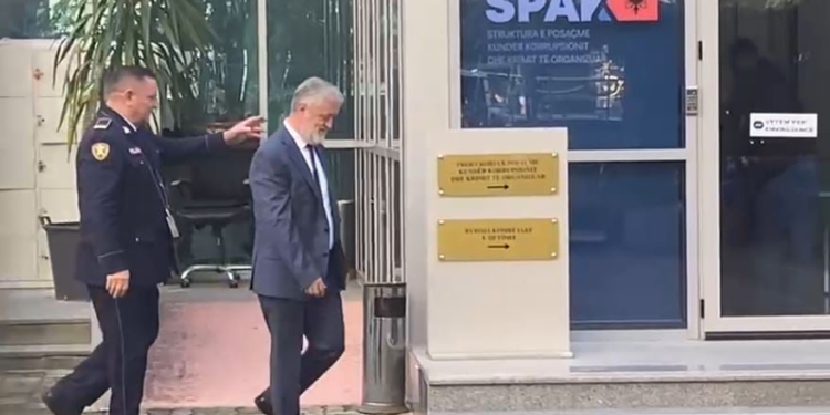 Ish-drejtori i Policisë së Shtetit, Muhamet Rrumbullaku paraqitet në SPAK