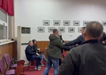 EMRI/ Goditi me grushte anëtarin e këshillit bashkiak, arrestohet 27-vjeçari në Pogradec