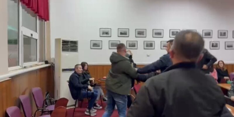 EMRI/ Goditi me grushte anëtarin e këshillit bashkiak, arrestohet 27-vjeçari në Pogradec
