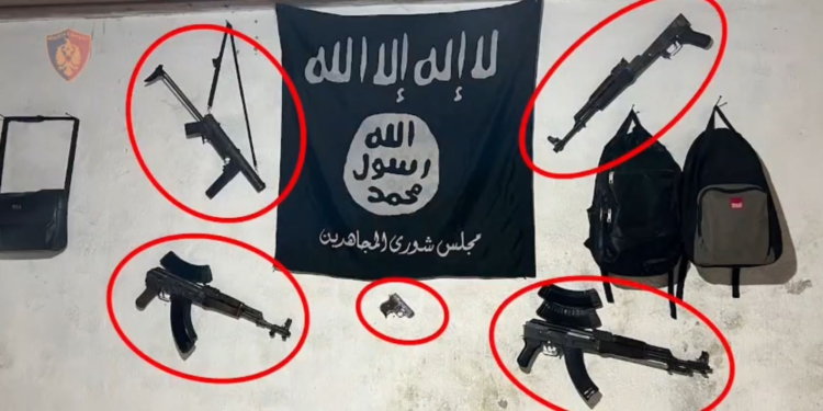Me flamurin e ISIS në banesë, dalin pamjet nga arrestimi dy të rinjve në Pukë: Qëlluan me armë ndaj RENEA-s