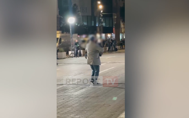 “Nis” me këngë e valle protesta e opozitës, simpatizanti feston me muzikë në bulevard