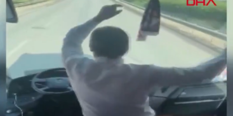 VIDEO-Çfarë guximi, shoferi lë timonin e autobusit dhe hedh valle me tifozët/ Ngjarja shkakton “trazira” në…