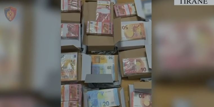 VIDEO-Sekuestrohen 11 pako me euro të falsifikuara gati të hidheshin në treg, arrestohen 4 të rinj në Tiranë