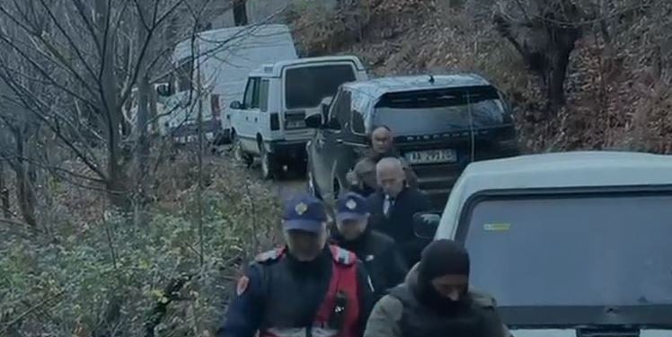 VIDEO- Fushë-Arrëz, banesa e rrethuar nga policia në Orosh/ Identifikohet dhe personi i dytë i armatosur(EMRI)
