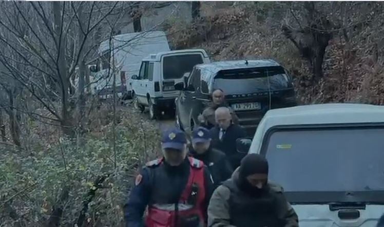 VIDEO- Fushë-Arrëz, banesa e rrethuar nga policia në Orosh/ Identifikohet dhe personi i dytë i armatosur(EMRI)