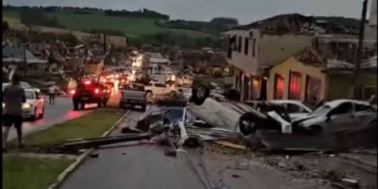 Video-Pamjet tronditëse, shkatërrohet i gjithë fshati/ Pesë të vdekur dhe 130 të plagosur nga tornadoja në…