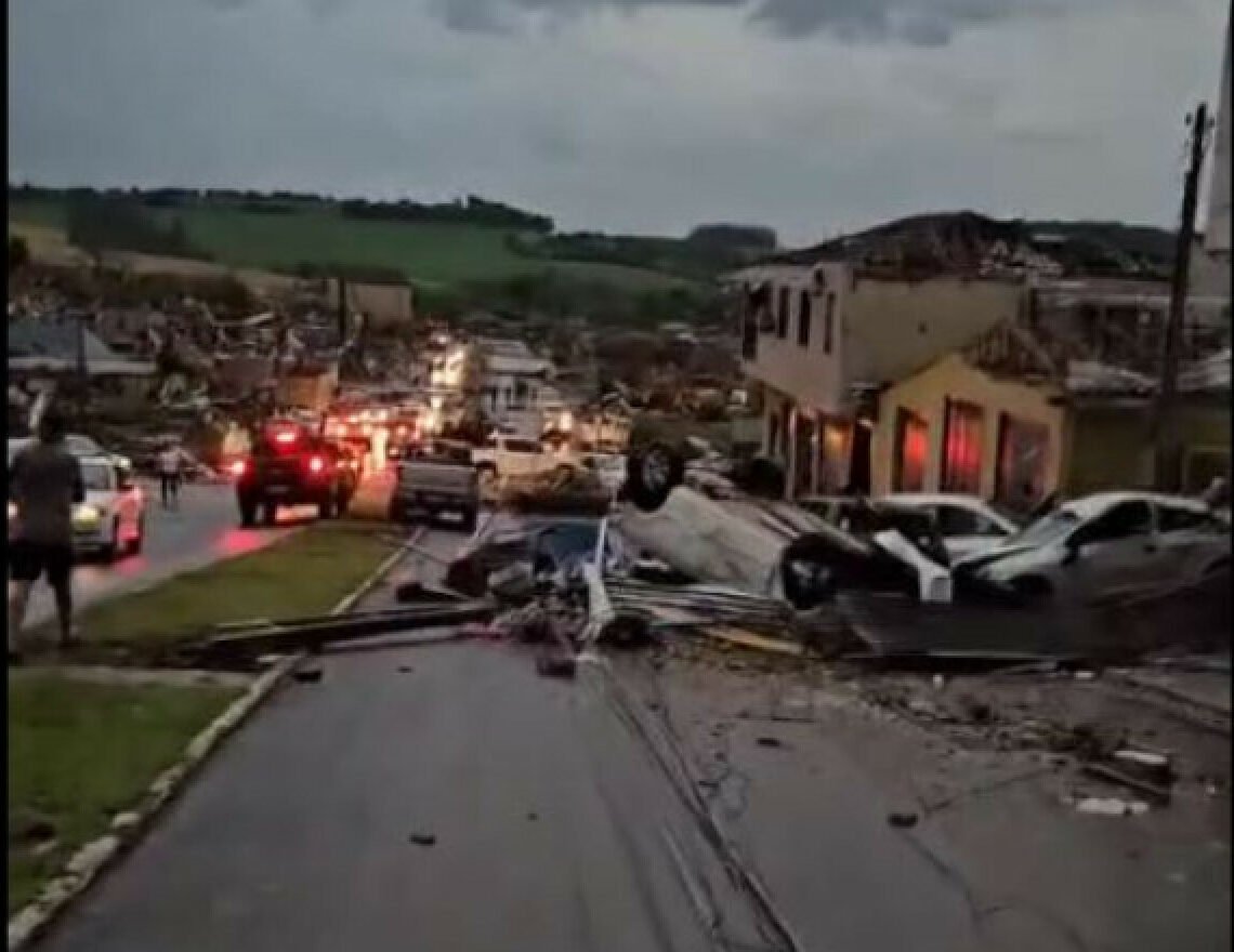 Video-Pamjet tronditëse, shkatërrohet i gjithë fshati/ Pesë të vdekur dhe 130 të plagosur nga tornadoja në…