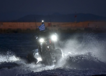 Tragjedi në brigjet greke/ Mbytet varka me emigrantë, raportohet për disa të vdekur