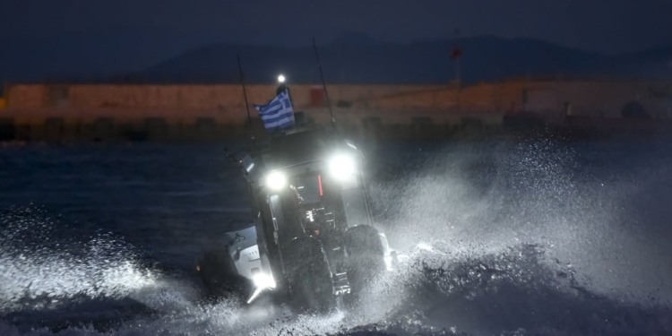 Tragjedi në brigjet greke/ Mbytet varka me emigrantë, raportohet për disa të vdekur