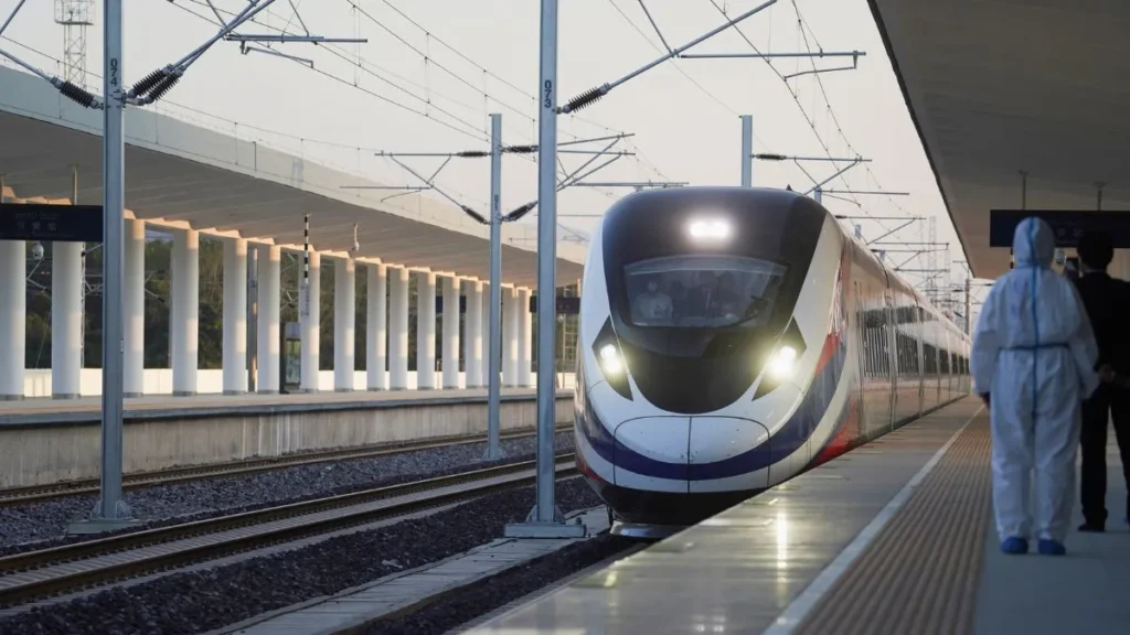 Treni përplas punëtorët e hekurudhës, 11 viktima në aksidentin më të rëndë hekurudhor të dekadës në Kinë