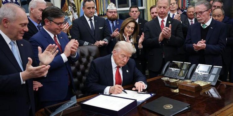 Trump nënshkruan projektligjin, merr fund mbyllja më e gjatë e qeverisë në historinë e SHBA-ve