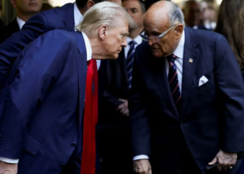 Trump fal Rudy Giulianin dhe të tjerë anëtarë të ekipit të fushatës së tij, por jo veten