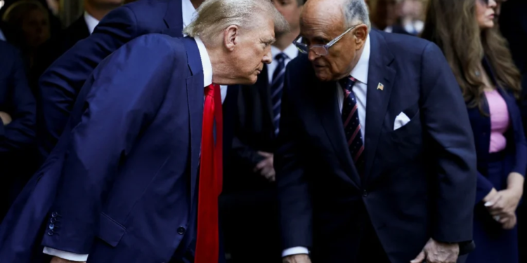 Trump fal Rudy Giulianin dhe të tjerë anëtarë të ekipit të fushatës së tij, por jo veten
