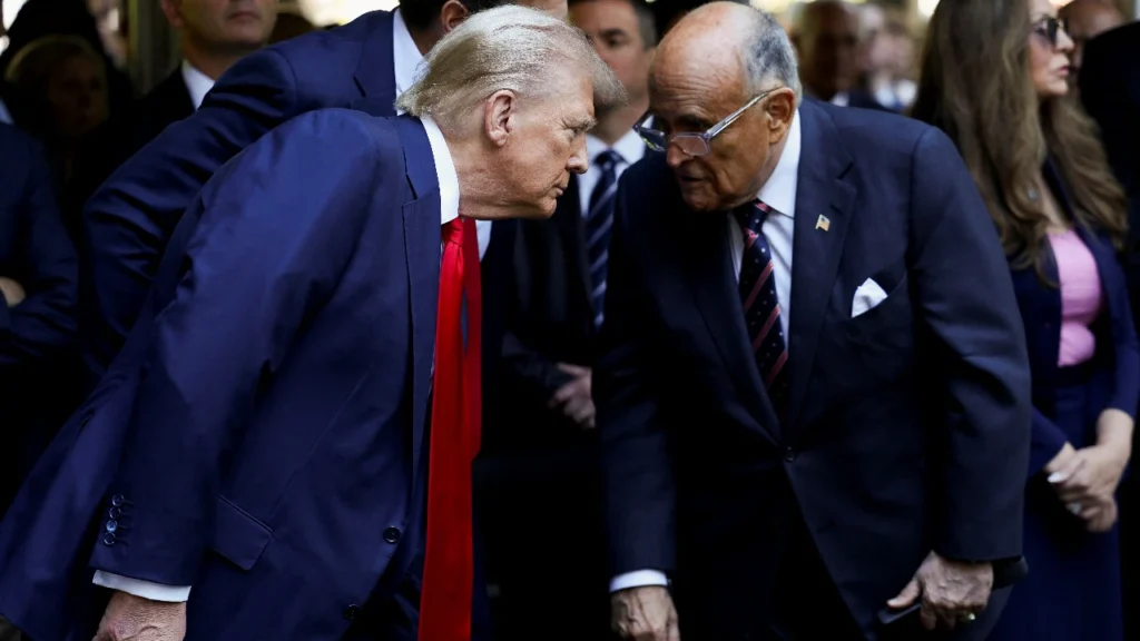 Trump fal Rudy Giulianin dhe të tjerë anëtarë të ekipit të fushatës së tij, por jo veten