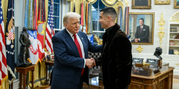 Trump dhe Ronaldo luajnë futboll në Zyrën Ovale, videoja me AI që po “çmend” rrjetin