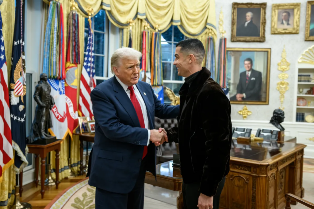 Trump dhe Ronaldo luajnë futboll në Zyrën Ovale, videoja me AI që po “çmend” rrjetin