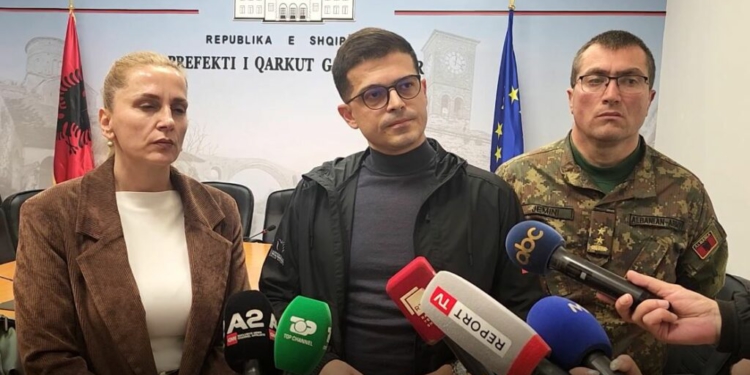 Moti i keq/ Ministri Vengu nga Gjirokastra: Rreziku ende s’ka kaluar, vijojnë kërkimet për 76-vjeçaren e zhdukur në Korçë