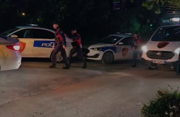 Plas sherri mes tre personave në Vlorë, plagoset rëndë me thikë njëri prej tyre/ Shoqërohen në polici autorët e dyshuar (EMRAT)