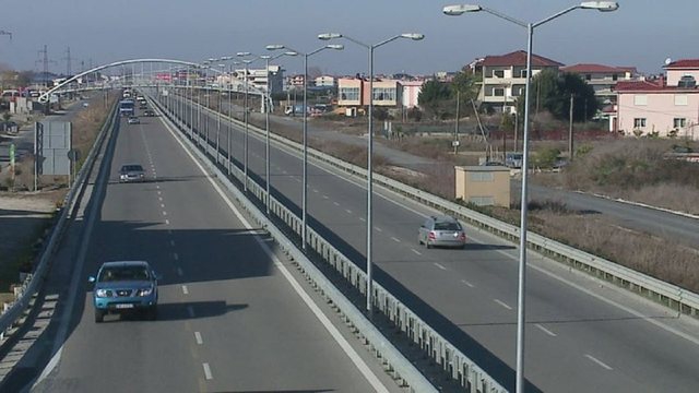 Aksident tragjik në aksin Vorë-Tiranë, automjeti përplas për vdekje një grua
