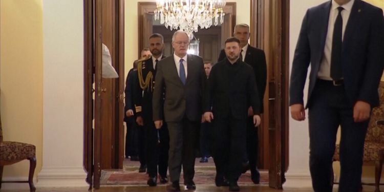 Zelensky në Athinë për gazin: Moska dhe Kievi mund të shkëmbejnë robër së shpejti