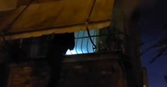 VIDEO-Zjarr në një banesë në lagjen ‘Isa Boletini’ të Vlorës. Zjarrfikësit hyjnë nga ballkoni…