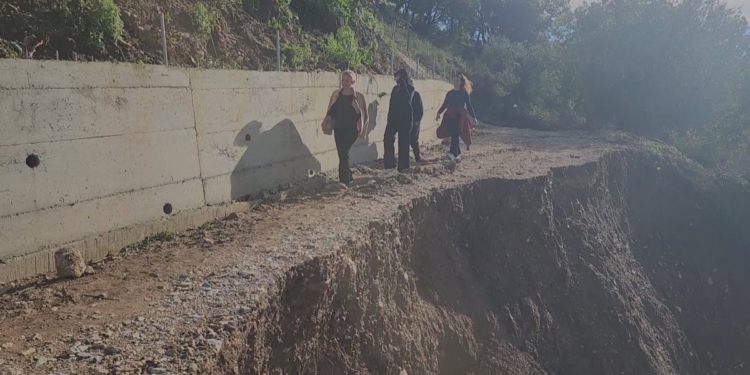 Bashkia Delvinë kërkon ndihmë, banorë të tre fshatrave të bllokuar nga shembja e rrugës
