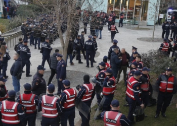 Policia dhe RENEA ‘rrethojnë’ Kryeministrinë! Lapaj i hap vend Berishës, largohet nga bulevardi