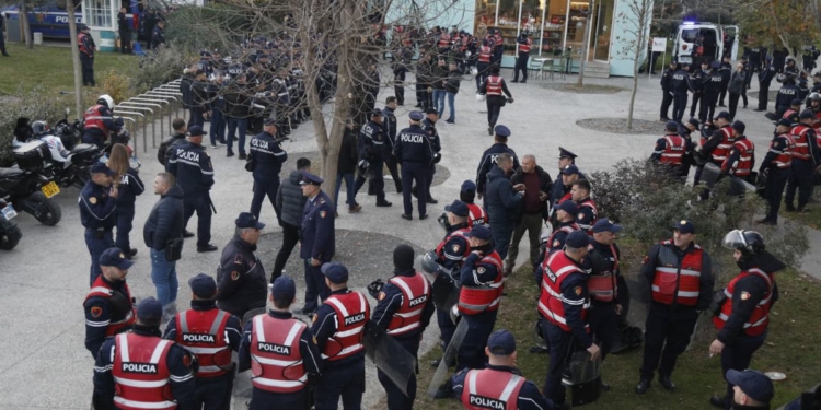 Policia dhe RENEA ‘rrethojnë’ Kryeministrinë! Lapaj i hap vend Berishës, largohet nga bulevardi
