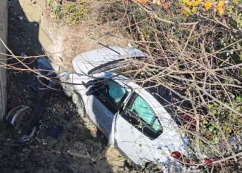 Iu bllokua timoni i makinës dhe ranë në kanal, aksidentohet rëndë çifti i bashkëshorteve në aksin Lushnjë-Berat