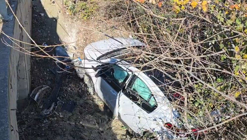 Iu bllokua timoni i makinës dhe ranë në kanal, aksidentohet rëndë çifti i bashkëshorteve në aksin Lushnjë-Berat