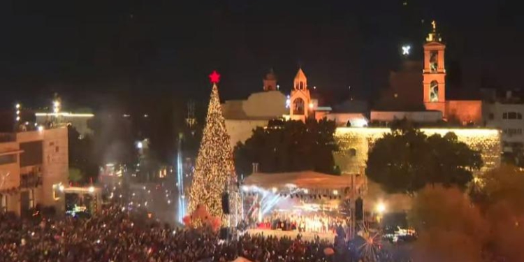 Ndizet për herë të parë që nga fillimi i luftës në Gaza pema e Krishtlindjeve në Betlehem