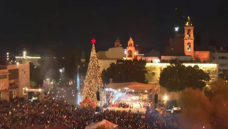 Ndizet për herë të parë që nga fillimi i luftës në Gaza pema e Krishtlindjeve në Betlehem