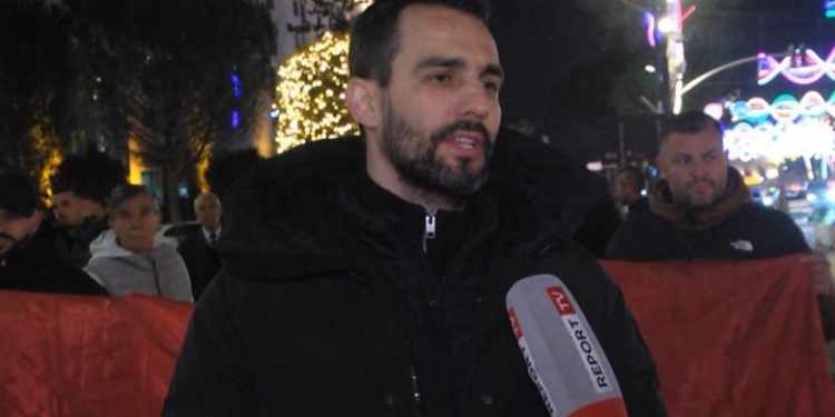 Protesta përpara Kryeministrisë, Lapaj: Ftojmë të djathtë e të majtë të na bashkohen! Do të qëndrojmë këtu derisa…