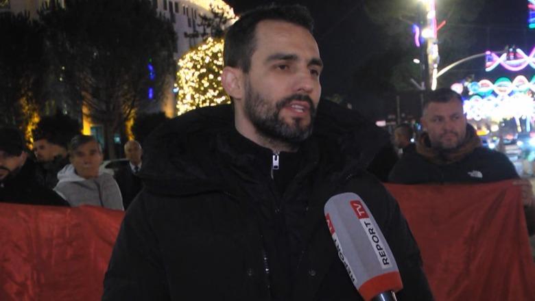 Protesta përpara Kryeministrisë, Lapaj: Ftojmë të djathtë e të majtë të na bashkohen! Do të qëndrojmë këtu derisa…