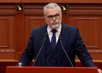 “Ligjet nuk i bëjnë flakadanët “/ Toni Gogu pas kaosit në Kuvend: Dhuna nuk është alternativë politike
