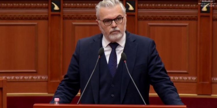 “Ligjet nuk i bëjnë flakadanët “/ Toni Gogu pas kaosit në Kuvend: Dhuna nuk është alternativë politike