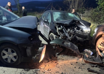 Makinat përplasen “kokë më kokë”/ Aksident i trefishtë në aksin Shupenzë–Maqellarë, dërgohet në spital në gjendje të rëndë…
