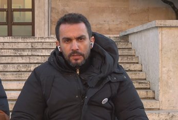 E kaloi natën në karrige para Kryeministrisë, Lapaj: Jam shkëndija që duhet t’i ndezë qytetarët