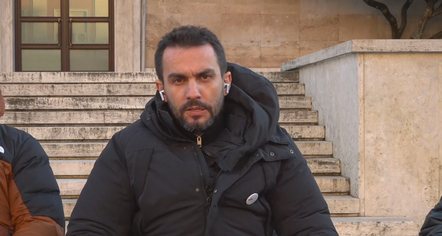 E kaloi natën në karrige para Kryeministrisë, Lapaj: Jam shkëndija që duhet t’i ndezë qytetarët