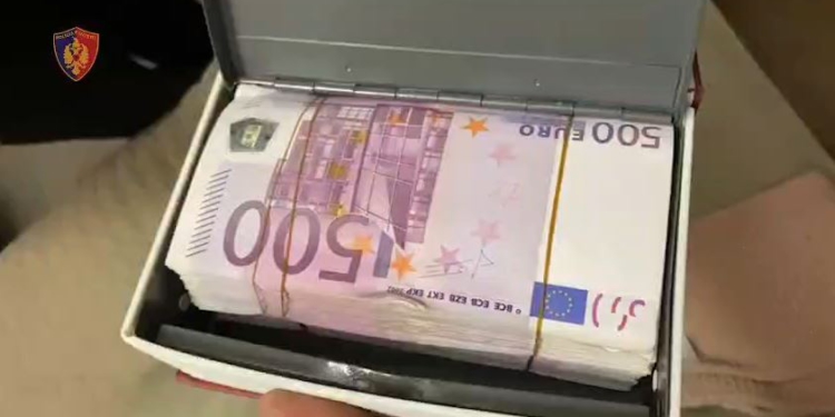 VIDEO- Qindra mijëra euro, armë, jelek antiplumb dhe dylbi, pamjet e momentit të arrestimit të anëtarëve të grupit kriminal “Rraja”