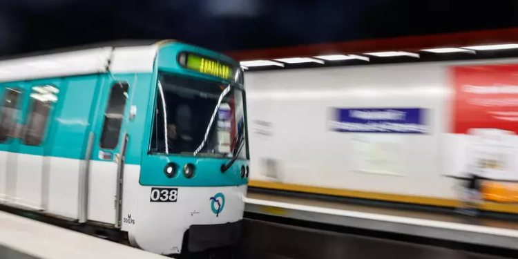 Tmerr në metronë e Parisit, tre gra plagosen me thikë, autori në arrati