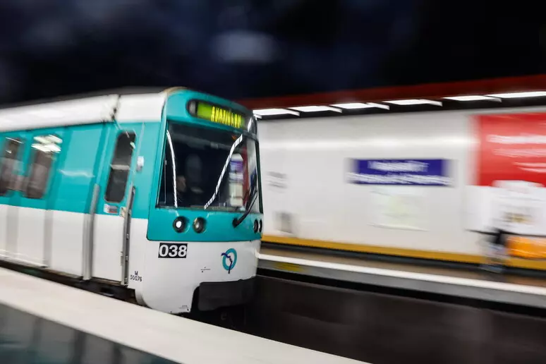 Tmerr në metronë e Parisit, tre gra plagosen me thikë, autori në arrati