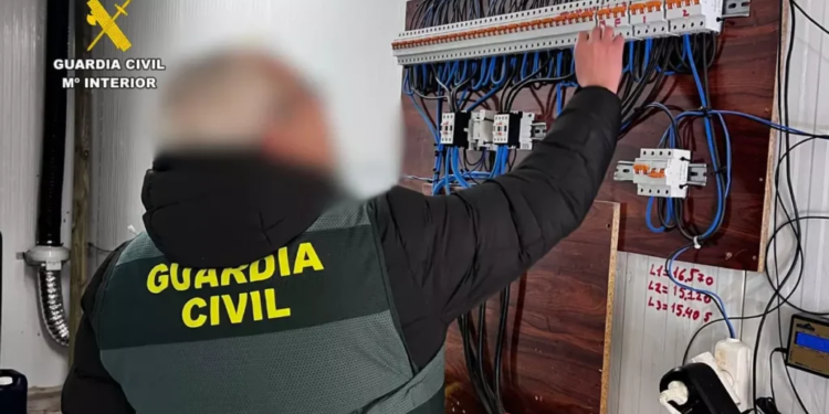Goditet banda shqiptare në Spanjë! Vodhën 210 mijë euro energji për “shtëpitë e barit”, 9 të arrestuar