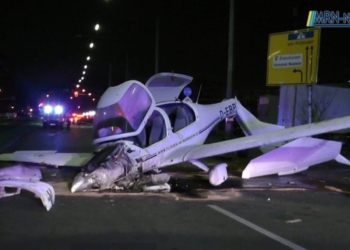 Avioni me një motor rrëzohet në mes të një rruge në Gjermani, 3 persona të plagosur (VIDEO)