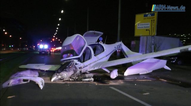 Avioni me një motor rrëzohet në mes të një rruge në Gjermani, 3 persona të plagosur (VIDEO)