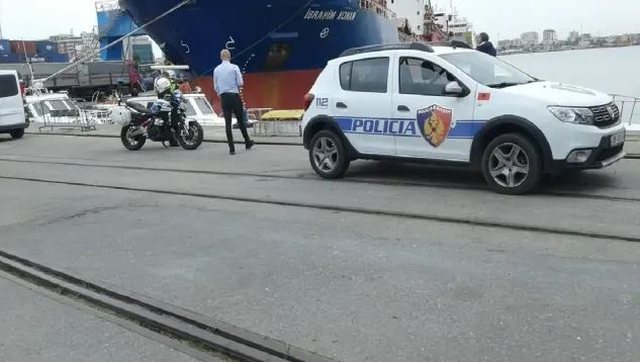 Makina me pajisje të dyshuara si përgjues, dy zyrtarët e Guardia Di Finanza dhe një tjetër mbërritën mbrëmë në Durrës