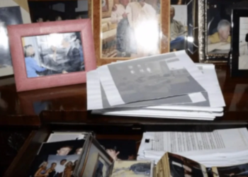 Departamenti i Drejtësisë në SHBA nën akuza! Fshijnë fotot e Presidentit Trump nga dosja “Epstein”