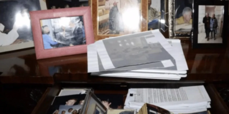 Departamenti i Drejtësisë në SHBA nën akuza! Fshijnë fotot e Presidentit Trump nga dosja “Epstein”